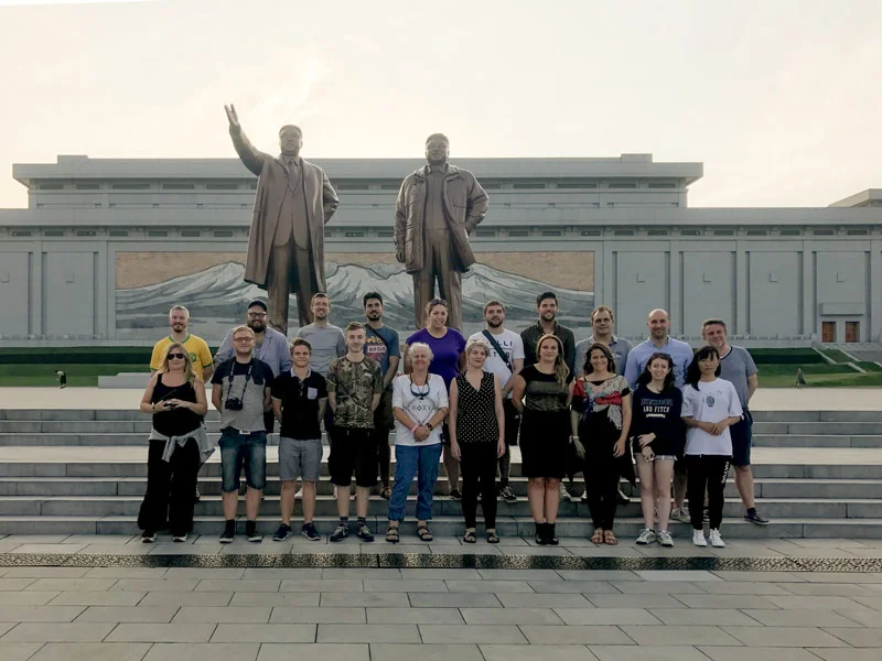 Un grupo de turistas en el Mansu Hill Grand Monument en Pyongyang, Corea del Norte