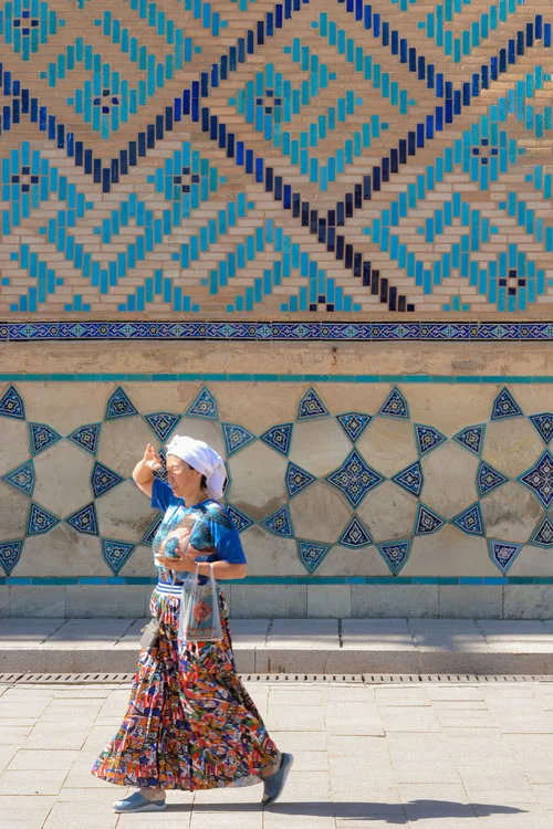 Una señora en el mausoleo de Khoja Ahmad Yasavi en Turkestán
