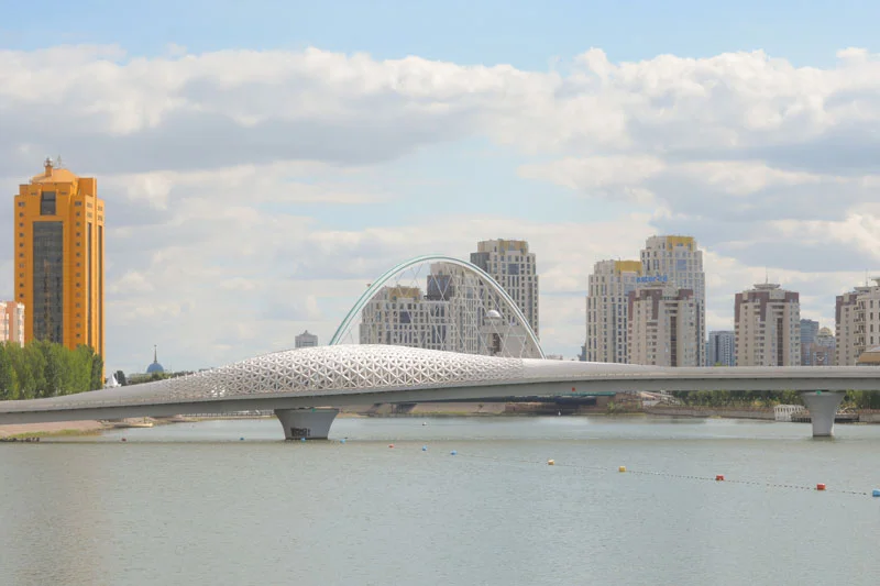 El puente Atyrau en Astaná, la capital kazaja