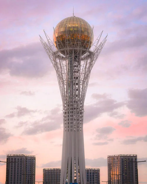 La torre Bayterek en Astaná, la capital de Kazajistán