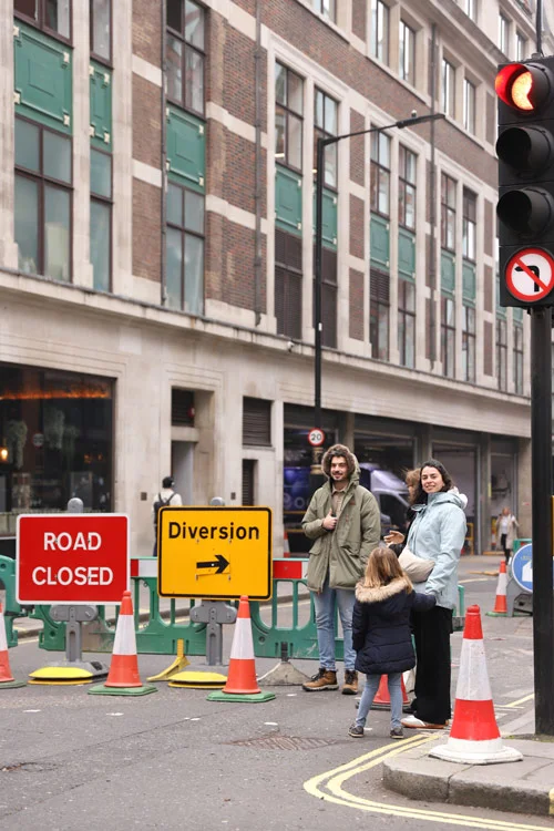 Turistas en una calle de Londres en obras