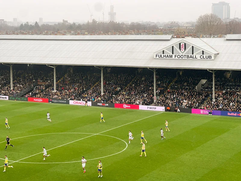 Partido de fútbol de la FA Cup, en Craven Cottage.