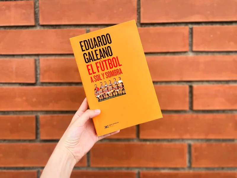Portada del libro 'El fútbol a sol y sombra libro', de Eduardo Galeano