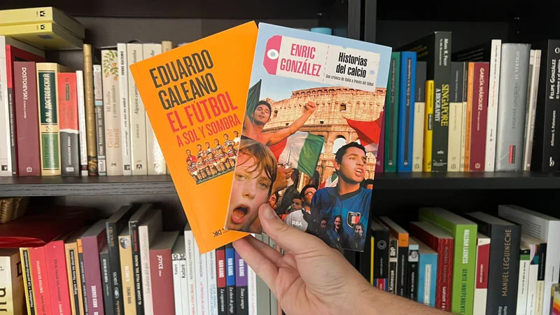 Portada de los libros 'Fútbol a solo y sombra' e 'Historias del calcio'
