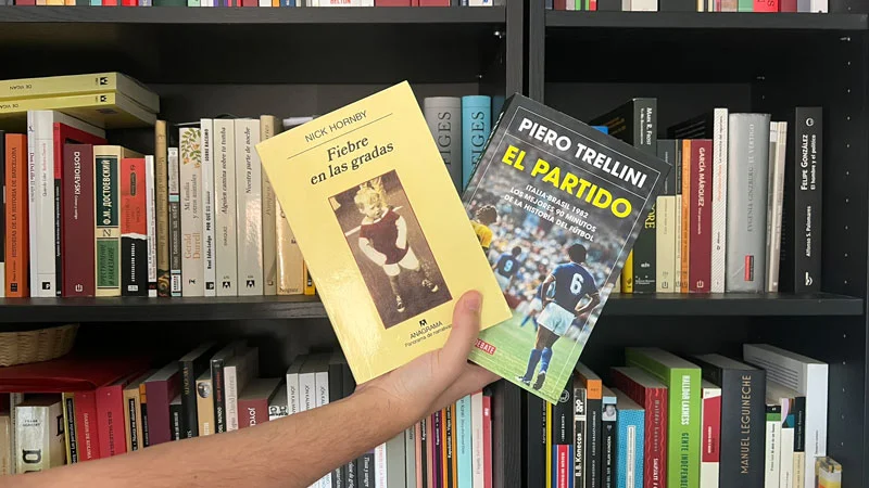 Portada de los libros 'Fiebre en las gradas' y 'El partido'