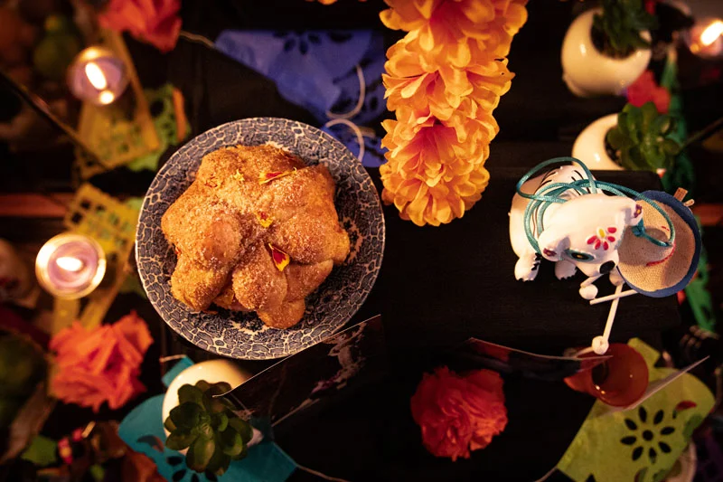 Altar de Día de Muertos y pan de muerto