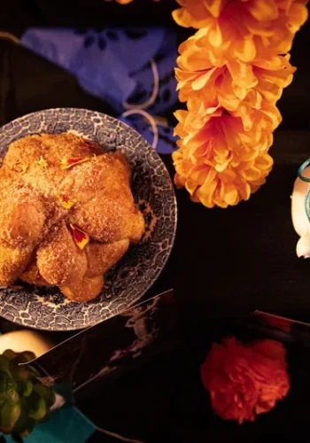 Altar de Día de Muertos y pan de muerto