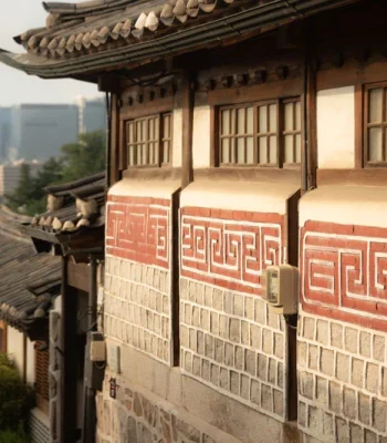 Los edificios del barrio Bukchon en Seúl, en Corea del Sur