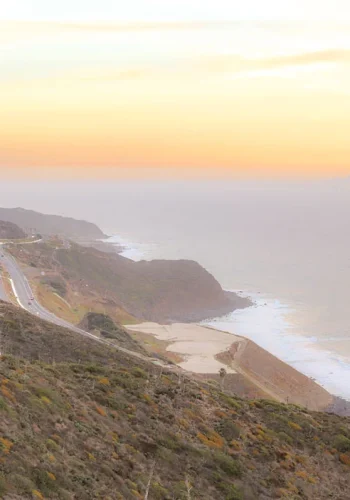 La carretera y el mar durante el road tripo por la península mexicana de Baja California