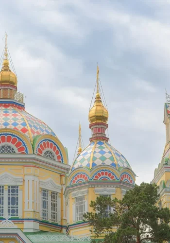 La Catedral de la Ascensión de Almaty en Kazajistán