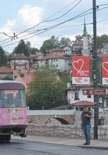 Un tranvía rojo en las calles de Sarajevo