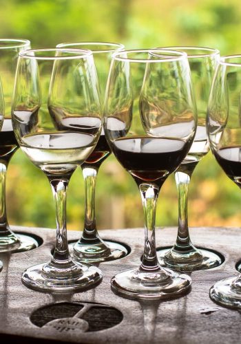 Cata de vino en Inle, en Red Mountain Estate Vineyards & Winery