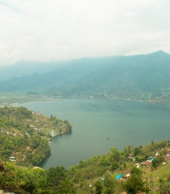 Las fantásticas vistas del lago Phewa, en Pokhara