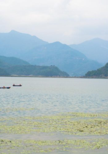 El lago Phewa de Pokhara con unas rocas bien colocadas