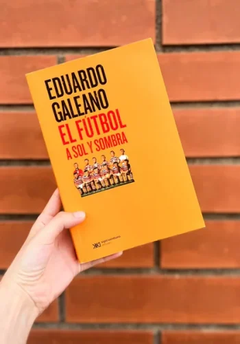 Portada del libro 'El fútbol a sol y sombra libro', de Eduardo Galeano
