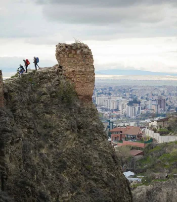montaña y vistas a la ciudad en georgia por cultura nomada