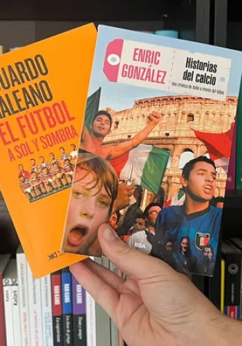 Portada de los libros 'Fútbol a solo y sombra' e 'Historias del calcio'