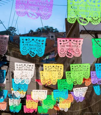 El color del papel picado, una constante en San Miguel de Allende y Guanajuato