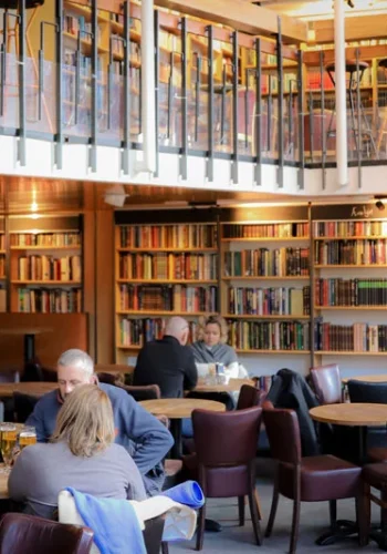 La librería y bar Hús máls og menningar en Reykjavik, en Islandia