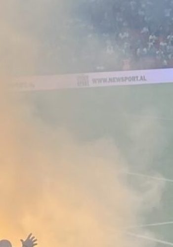 Un partido de fútbol en el Air Albania Stadium, en Tirana