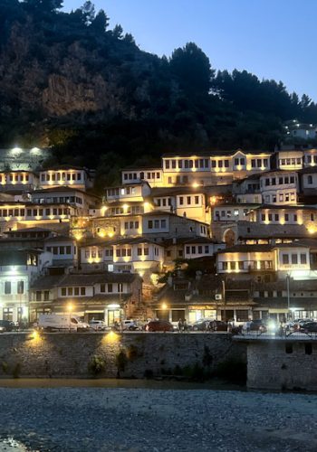 La ciudad de Berat (Albania) de noche iluminada