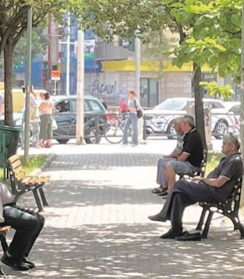 Viajar a Tirana: un grupo de jubilados en los bancos del centro de Tirana