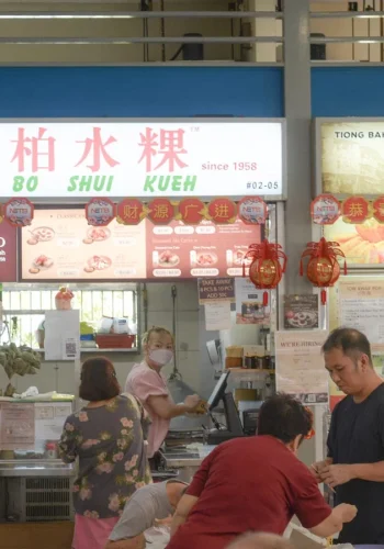 Puesto callejero en el hawker centre Tiong Bahru market de Singapur