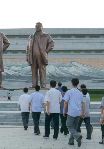 El Gran Monumento de la colina Mansu, con las dos estatuas de Kim Il Sung y Kim Jong Il, en Pyongyang - Viajar a Corea del Norte