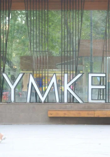El cartel de la ciudad de Shymkent en la calle Arbat, en Kazajistán