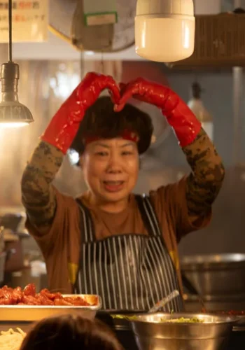 Una mujer atendiendo un puesto de street food en el Gwangjang Market, en Seúl.